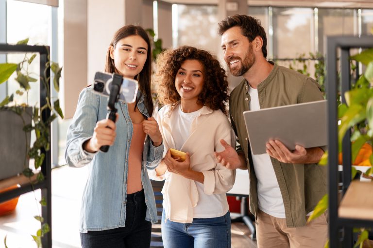 Marketing team staat met selfiecam om content te maken.