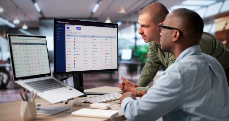 2 collega's zijn achter een computer bezig met procurement