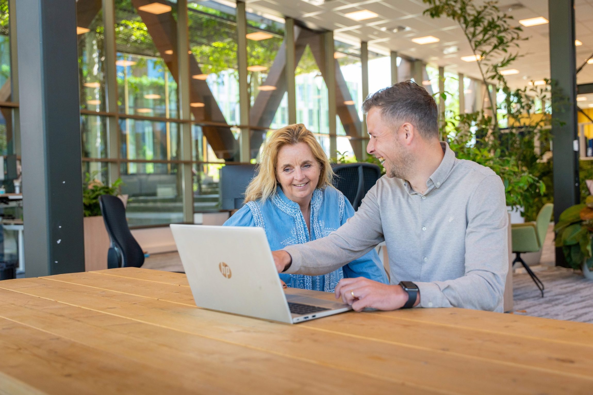 2 Antenna collega's achter een laptop waarvan een iets aanwijst