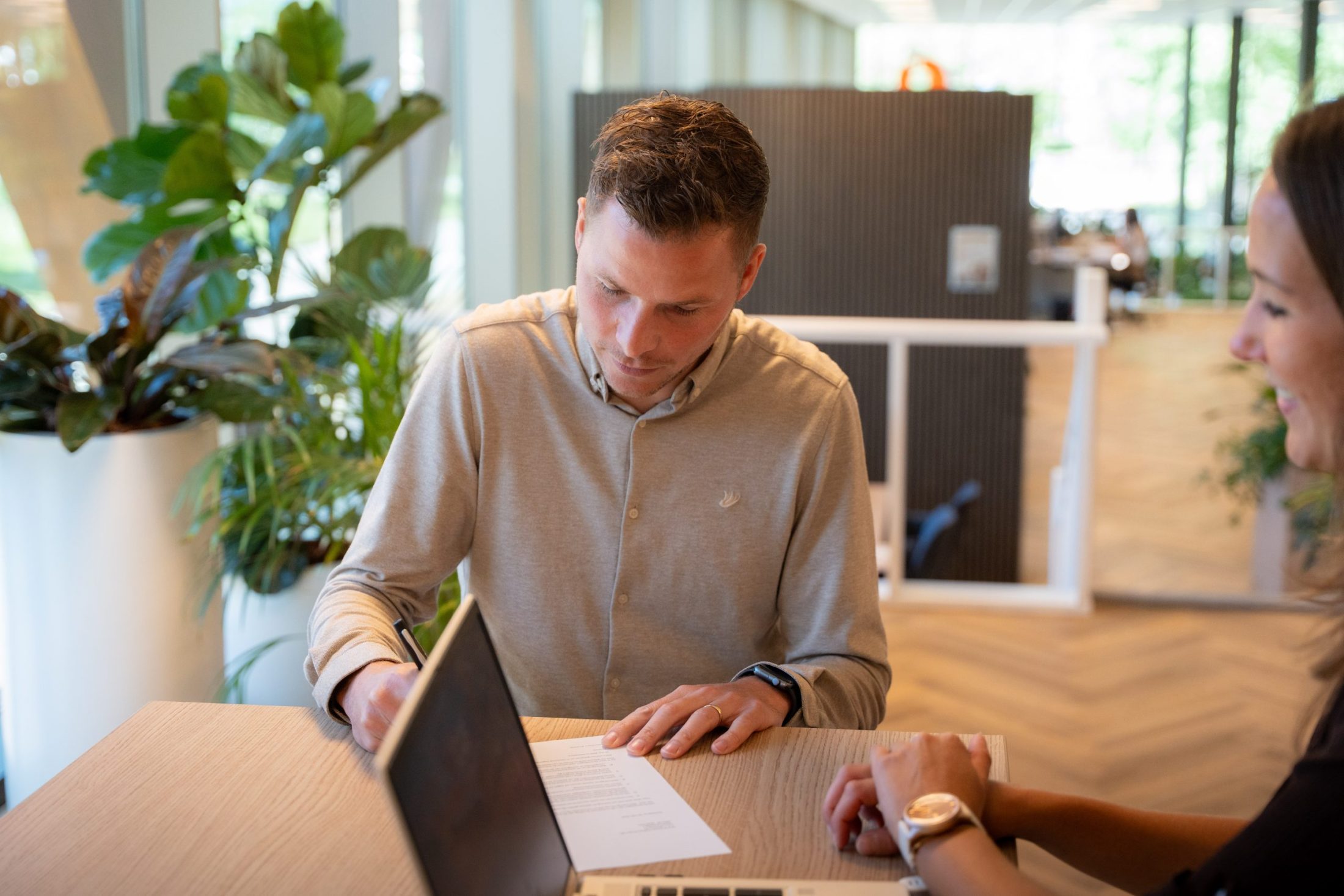 Man is document aan het tekenen tijdens gesprek met Antenna collega