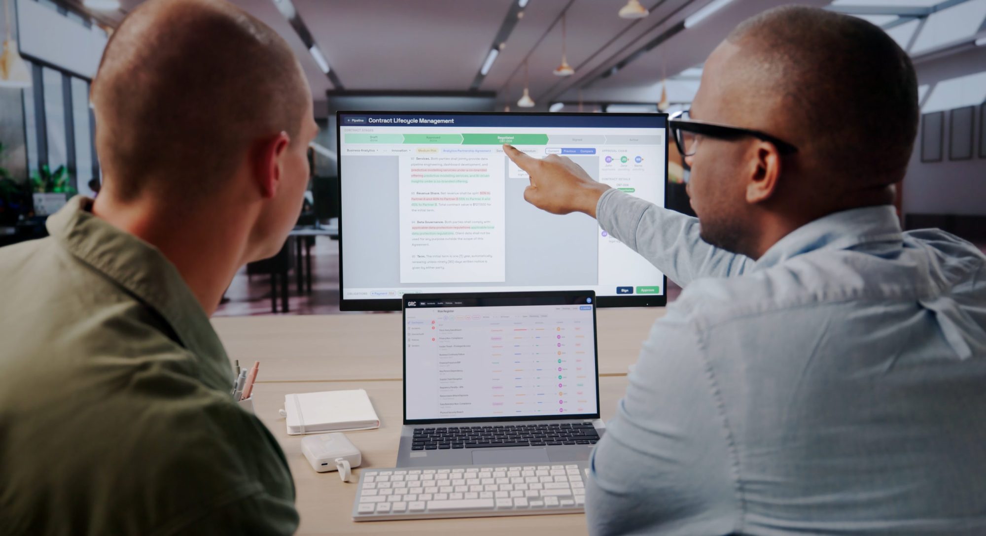 Procurement collega's bekijken op een scherm inkoop data