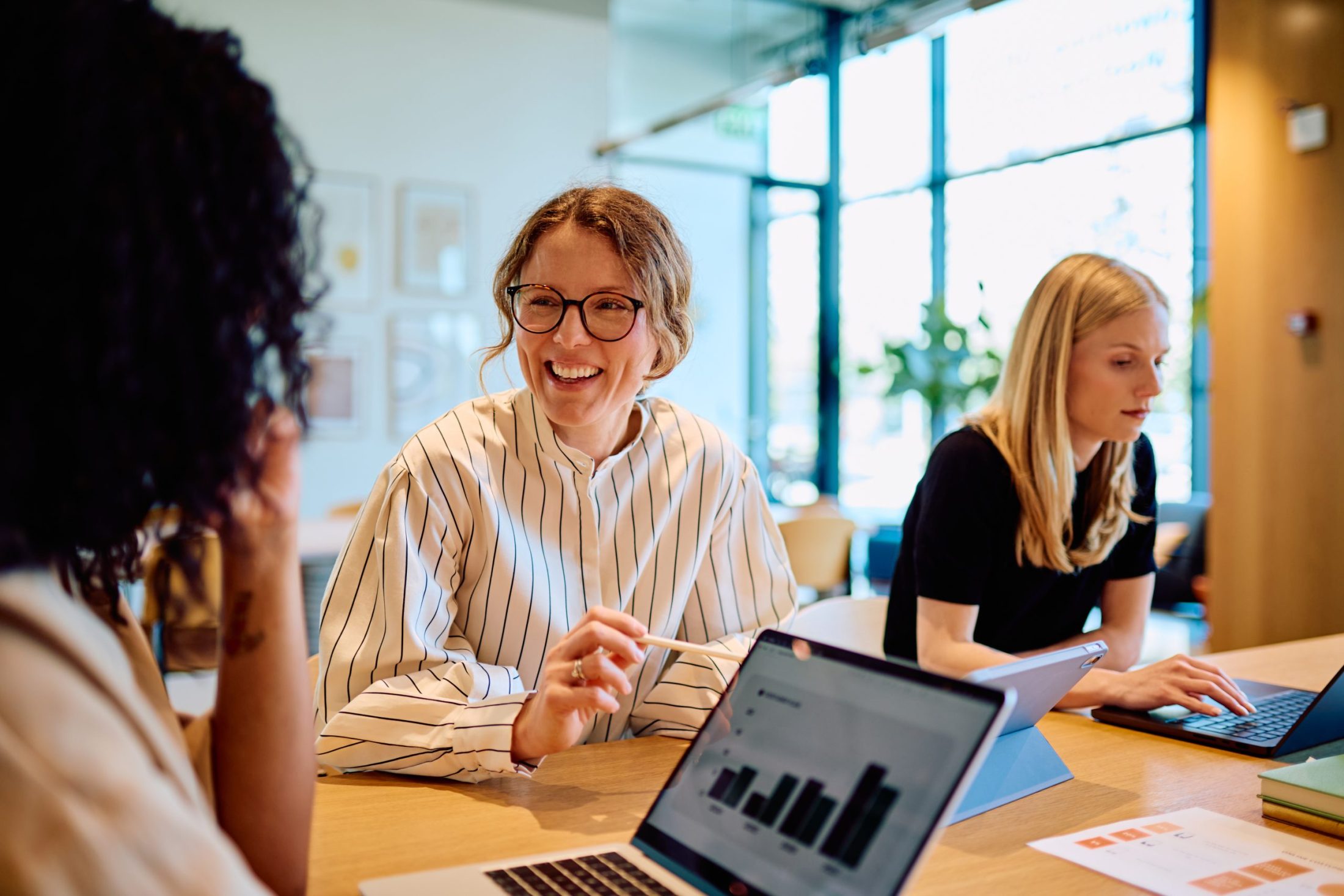 Manager in gesprek met collega's achter bureau