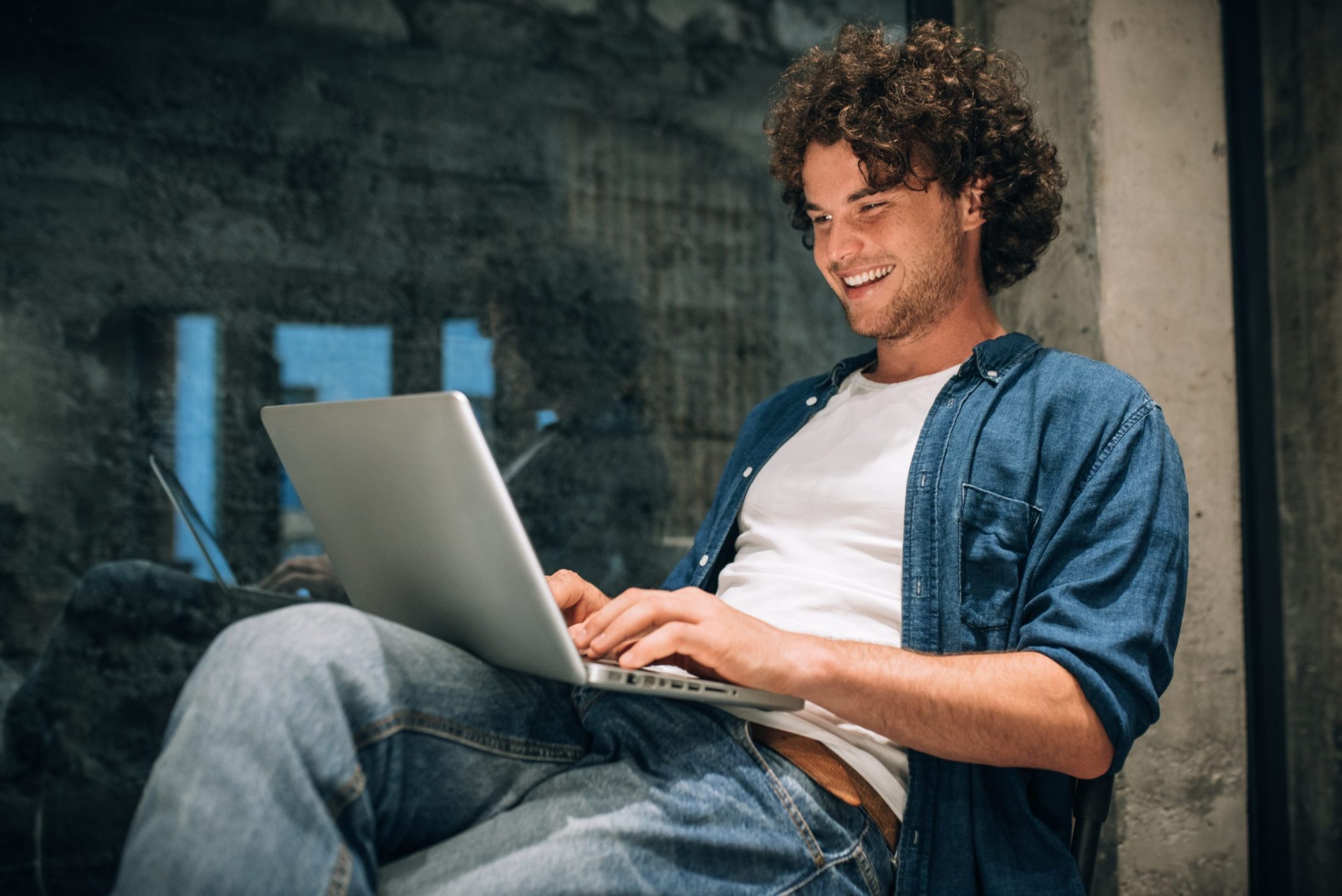 Werkzoekende achter laptop op zoek naar vacatures