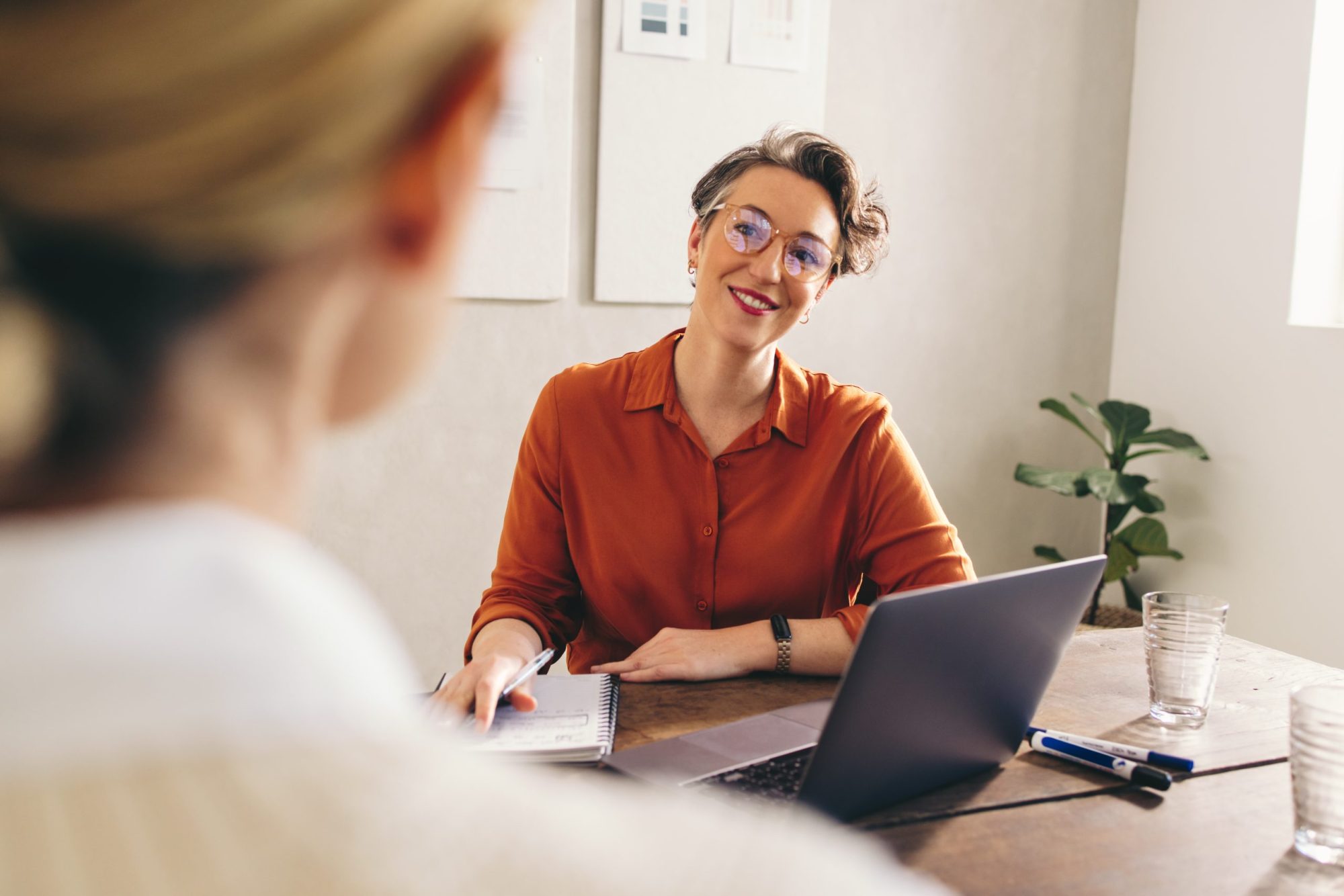 Hiring manager in gesprek met kandidaat voor een sollicitatiegesprek