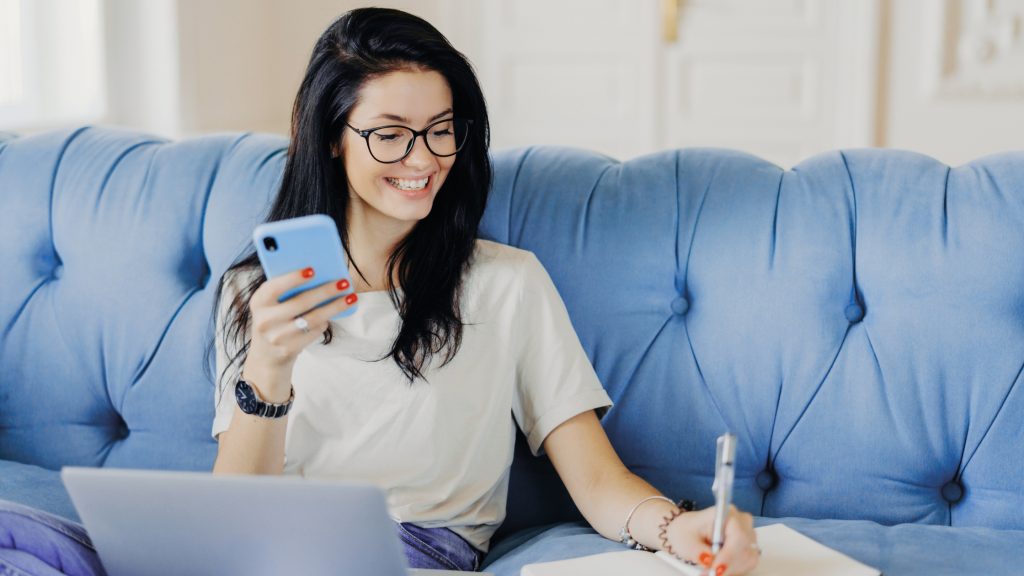 Vrouw zit thuis achter laptop op zoek naar vacatures